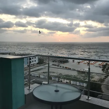 Summerland Sunrise * Mamaia